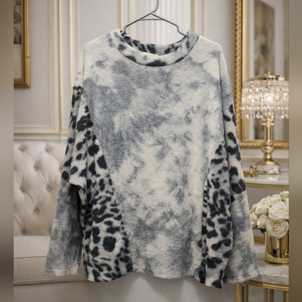 Easel  Size Medium Gray and Black Patterned Sweatshirt